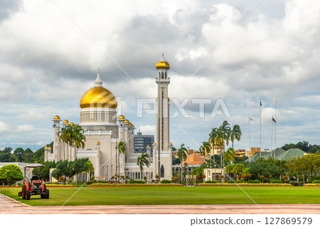 City central garden park of Omar Ali Saifuddien Mosque golden domes and minarets, Bandar Seri Begawan, Borneo, Sultanate Brunei Darussalam City central garden park of Omar Ali Saifuddien Mosque golden domes and minarets, Bandar Seri Begawan, Borneo, Sultanate Brunei Darussalam 127869579