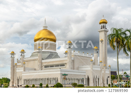 Omar Ali Saifuddien white Mosque with golden domes and minarets, Bandar Seri Begawan, Borneo, Sultanate Brunei Darussalam Omar Ali Saifuddien white Mosque with golden domes and minarets, Bandar Seri Begawan, Borneo, Sultanate Brunei Darussalam 127869590