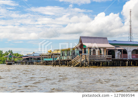 Kampong Ayer the floating village wooden Malay traditional houses standing on stilts on the river, Bandar Seri Begawan, Borneo, Sultanate Brunei Darussalam 127869594