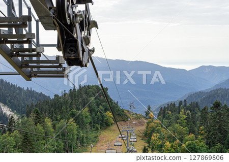 Cable Car Journey Offers Stunning Mountain Views in Autumn Scenery 127869806