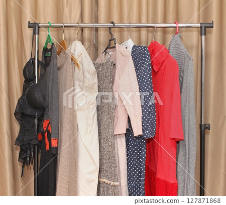 Dresses hangers 127871868