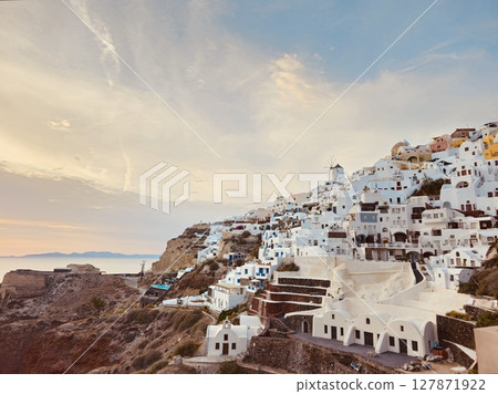 Snow-white houses in the town of Oia on the paradise island of Santorini 127871922