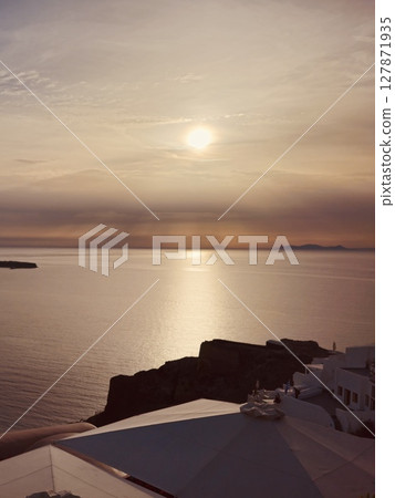 Waiting for the sunset on the heavenly Greek island of Santorini in the town of Oia 127871935