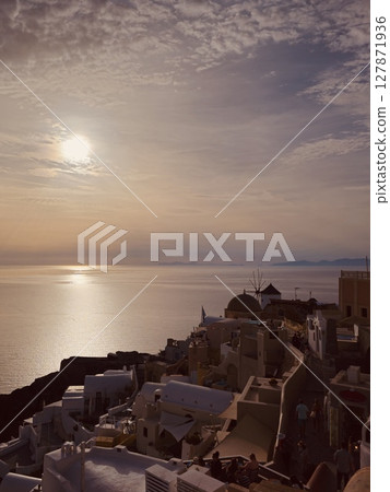Waiting for the sunset on the heavenly Greek island of Santorini in the town of Oia 127871936