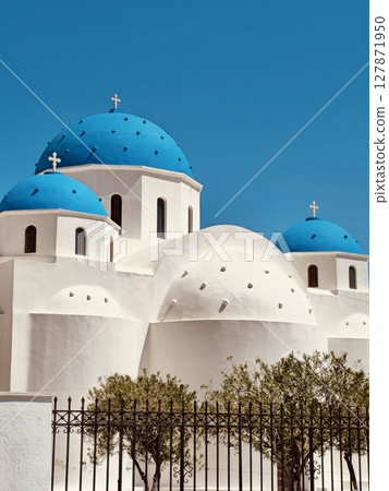 Incredibly beautiful Church of the Holy Cross in Santorini with traditional blue domes 127871950