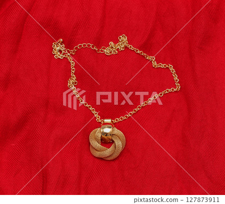 Necklace gold 127873911