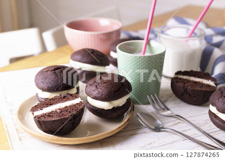 Whoopie Pie - chocolate cookie sandwich 127874265