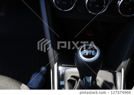 手排車 6 速變速桿旋鈕的特寫照片 127874966