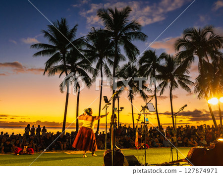 夏威夷，威基基草裙舞表演 *部分內容模糊 127874971