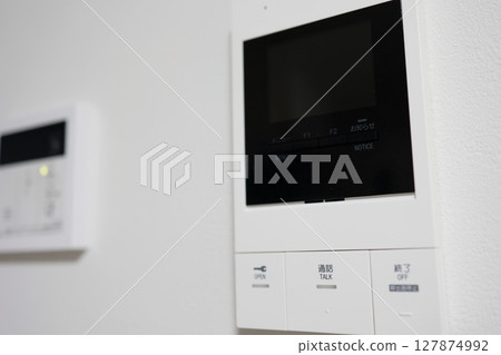 壁掛式可視門鈴及其控制面板的特寫 127874992