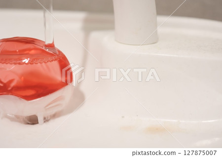 馬桶水槽上的紅色黴菌（紅酵母）污漬 127875007