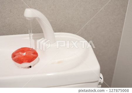 馬桶水槽上的紅色黴菌（紅酵母）污漬 127875008