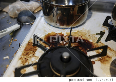 瓦斯爐上有頑固的燒焦食物和油污 127875051