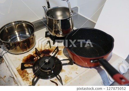Gas stove with stubborn burnt food and oily stains Gas stove with stubborn burnt food and oily stains 127875052
