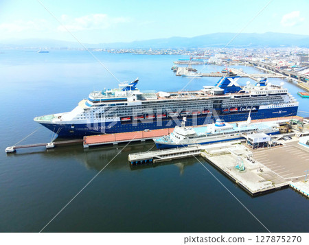 初夏時節,名人千禧號遊輪停靠北海道函館市函館港的鳥瞰圖 初夏時節,名人千禧號遊輪停靠北海道函館市函館港的鳥瞰圖 127875270