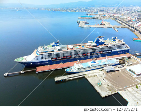 初夏時節,名人千禧號遊輪停靠北海道函館市函館港的鳥瞰圖 初夏時節,名人千禧號遊輪停靠北海道函館市函館港的鳥瞰圖 127875271