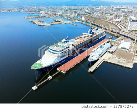 初夏時節,名人千禧號遊輪停靠北海道函館市函館港的鳥瞰圖 初夏時節,名人千禧號遊輪停靠北海道函館市函館港的鳥瞰圖 127875272