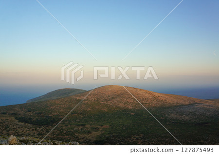 遠處朦朧的天空和山脈景觀 遠處朦朧的天空和山脈景觀 127875493