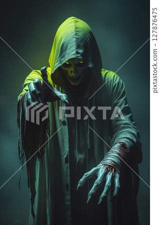 黑暗中令人毛骨悚然的戴兜帽的身影 127876475