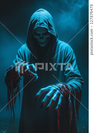 黑暗中令人毛骨悚然的戴兜帽的身影 127876478