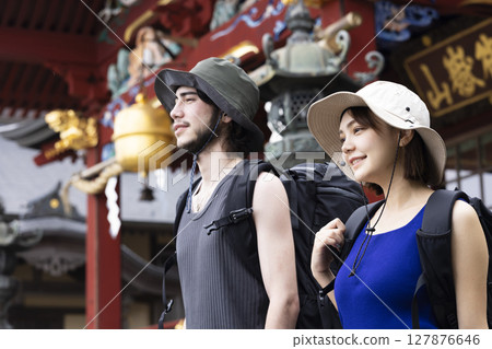 入境遊客在日本享受觀光 127876646