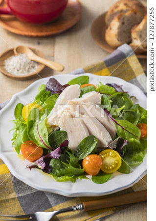 Salad chicken, tomato and baby leaf salad Salad chicken, tomato and baby leaf salad 127877256