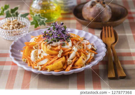 柿子、蘿蔔和胡蘿蔔沙拉 127877368