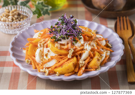 柿子、蘿蔔和胡蘿蔔沙拉 127877369