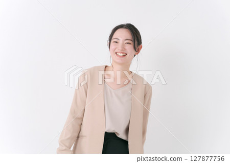 Smiling business woman 127877756