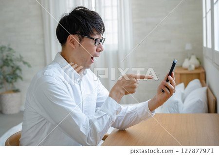 看著智能手機的男人 看著智能手機的男人 127877971