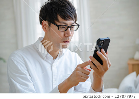 Men looking at smartphones 127877972