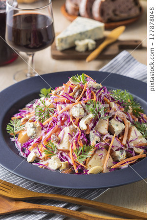 Purple cabbage and carrot salad Purple cabbage and carrot salad 127878048