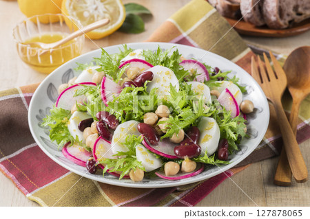 Turnip and radish salad 127878065