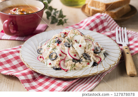 蕪菁和小蘿蔔鮪魚沙拉 127878078