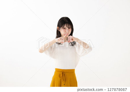 給 Ng 標誌的女人 127878087