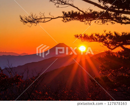 Sunrise view from the mountains 127878163