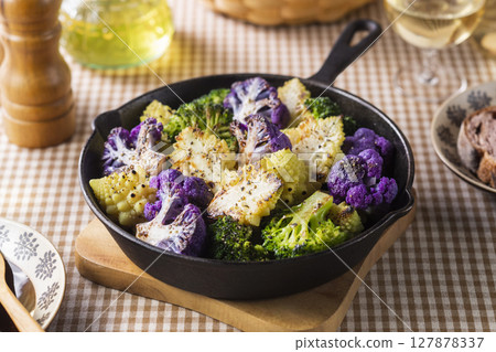 烤羅馬花椰菜沙拉 127878337