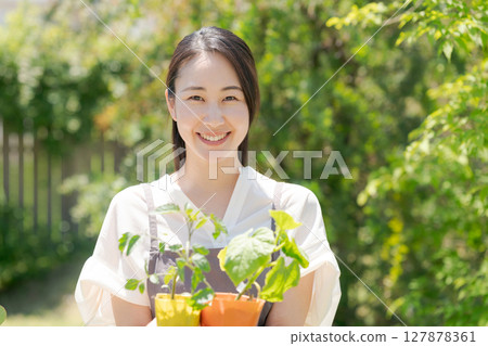 Woman holding vegetable seedlings 127878361