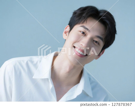 一位年輕人如釋重負微笑 127878367