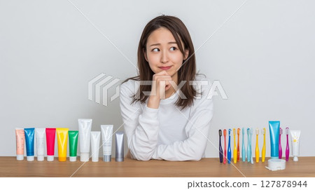 女人擔心牙膏和牙刷 127878944