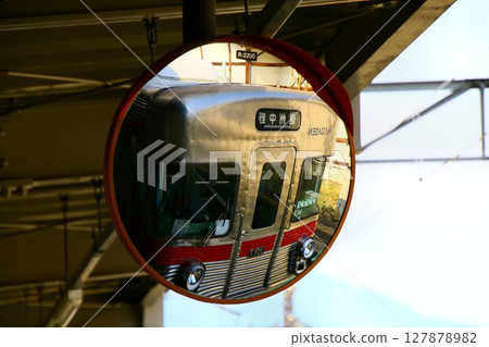 From the subway "Hibiya Line" to Shinshu... "Nagano Electric Railway 3500 Series" at Yudanaka Station, 599.76m above sea level 127878982