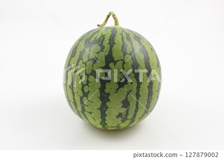 新鮮的西瓜在白色的空間中脫穎而出 新鮮的西瓜在白色的空間中脫穎而出 127879002
