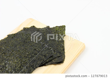 紫菜為您的餐桌增添色彩,豐富日本料理的風味 紫菜為您的餐桌增添色彩,豐富日本料理的風味 127879013