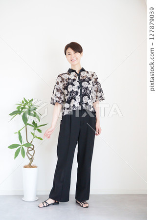 女夏裝時尚搭配全身(肖像) 女夏裝時尚搭配全身(肖像) 127879039
