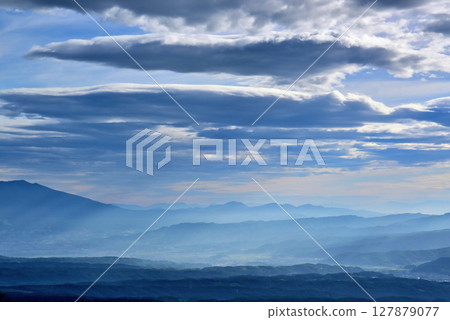 童話公路：從山口俯瞰佐久市和晨霧瀰漫的山脈，景色壯麗 127879077