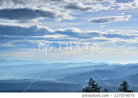 童話公路：從山口俯瞰佐久市和晨霧瀰漫的山脈，景色壯麗 127879078