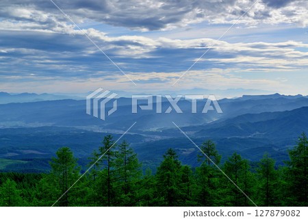 童話公路：從山口俯瞰佐久市和晨霧瀰漫的山脈，景色壯麗 127879082