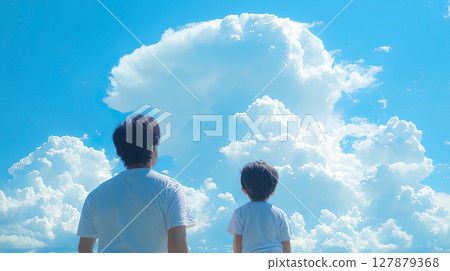父親和孩子仰望夏日天空中的積雨雲的背影 127879368