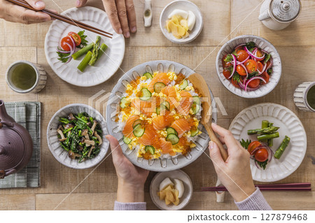 每日一餐:鮭魚和鮭魚籽散壽司 每日一餐:鮭魚和鮭魚籽散壽司 127879468