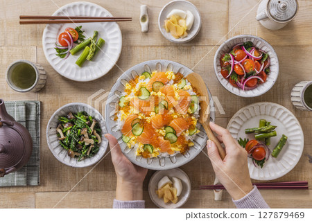 每日一餐:鮭魚和鮭魚籽散壽司 每日一餐:鮭魚和鮭魚籽散壽司 127879469